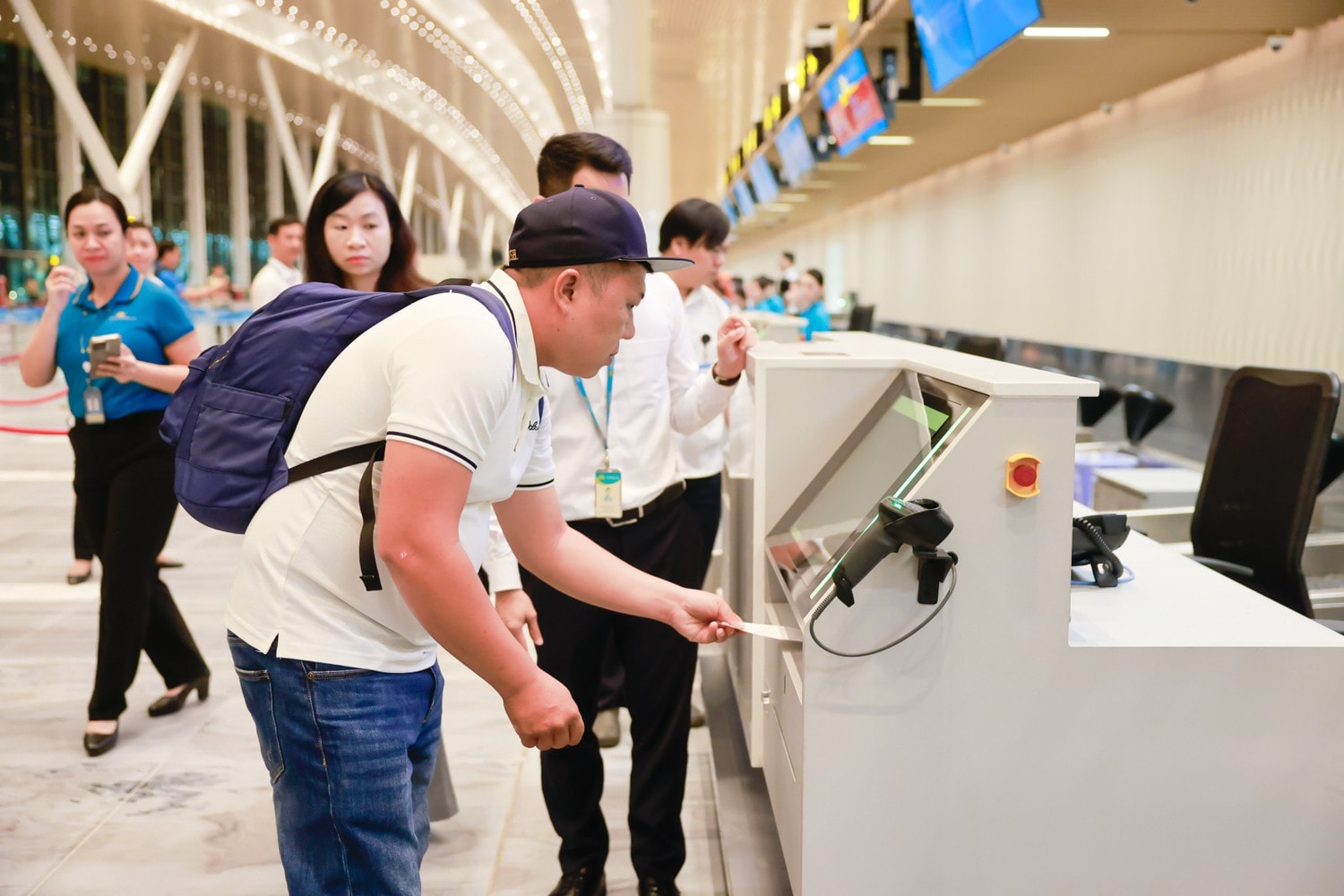 anh-8-hanh-khach-da-check-in-online-gui-hanh-ly-ky-gui-tai-quay-bagdrop-tai-nha-ga-t3-anh-vna.jpg