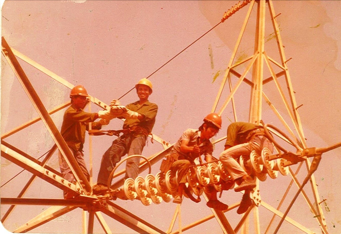 cong-nhan-cong-ty-dien-luc-mien-nam-thay-su-duong-day-230kv-da-nhim-sai-gon-1978.jpg