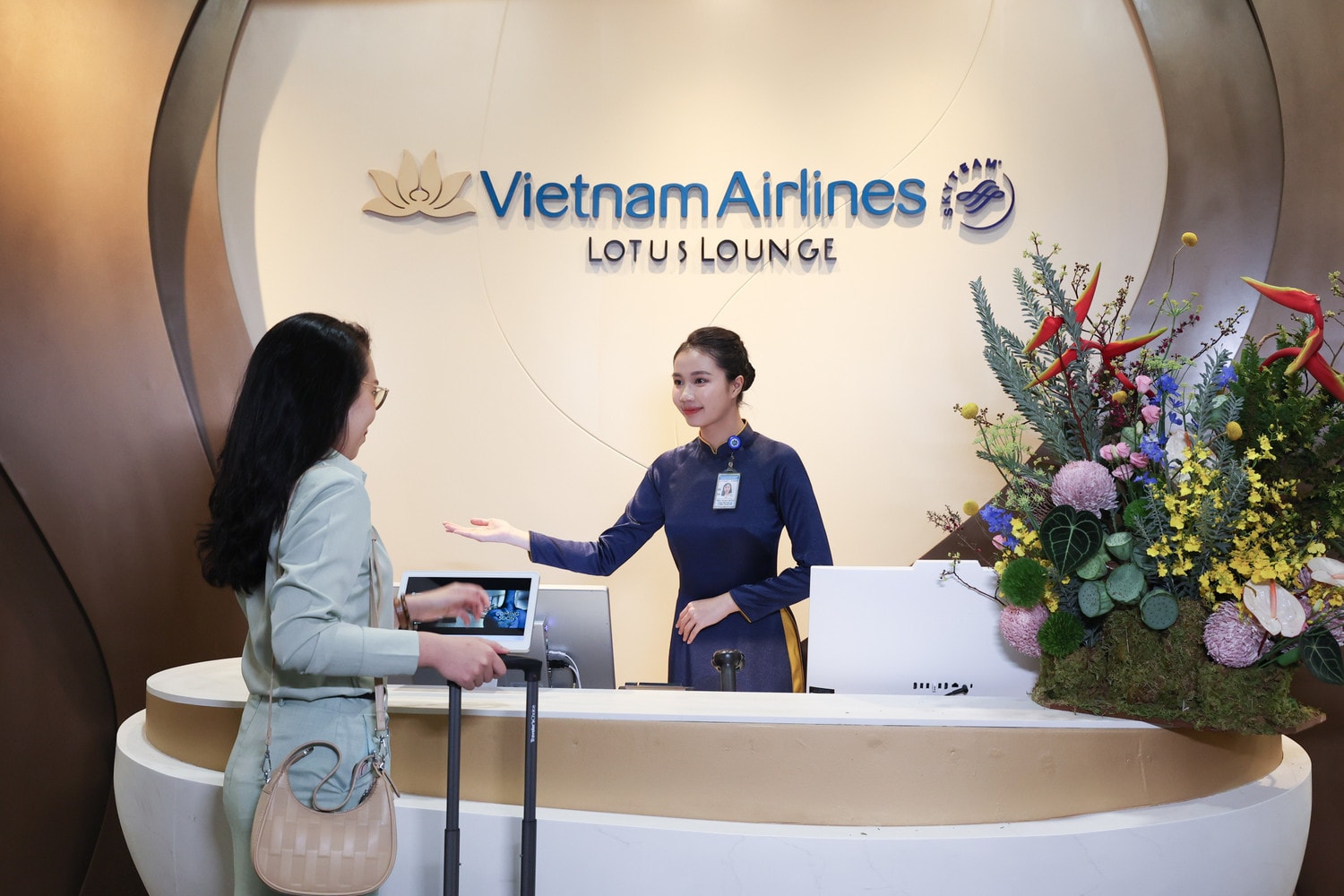 anh-11-phong-khach-bong-sen-cua-vietnam-airlines-tai-t3-san-sang-phuc-vu-nhung-hanh-khach-dau-tien-anh-vna.jpg