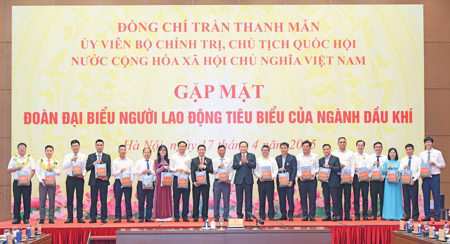 Chủ tịch Quốc hội Trần Thanh Mẫn tặng quà gương điển hình tiêu biểu ngành Dầu khí. Ảnh: Lâm Hiển