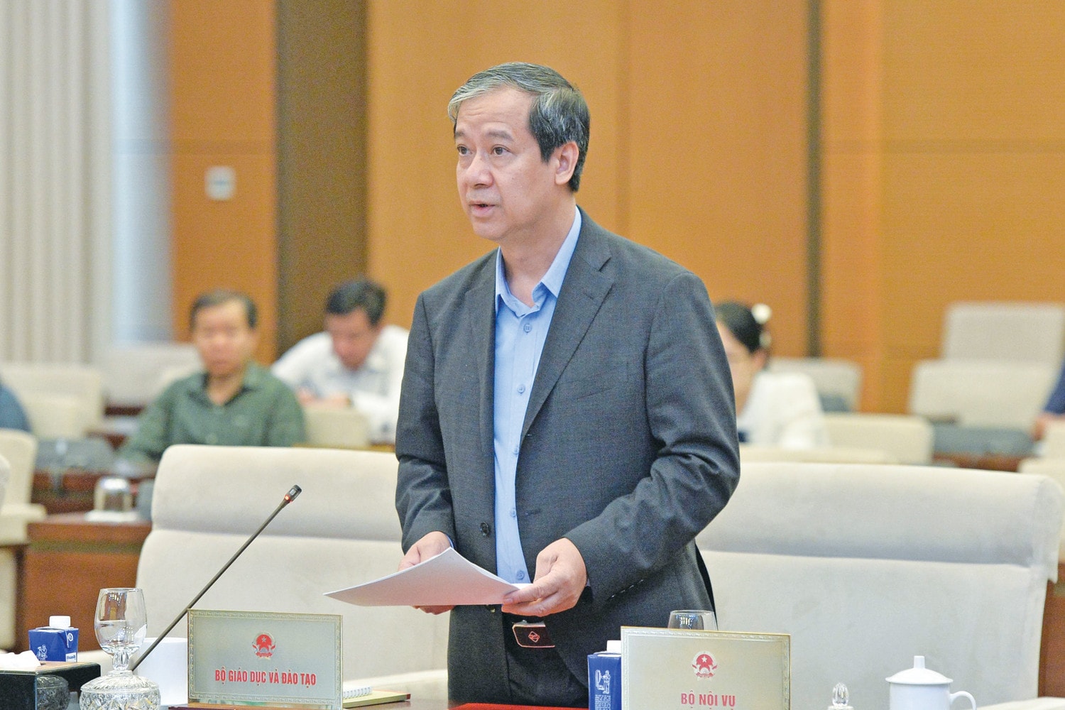 Bộ trưởng Bộ Giáo dục và Đào tạo Nguyễn Kim Sơn trình bày Tờ trình về dự thảo Nghị quyết của Quốc hội về phổ cập giáo dục mầm non cho trẻ em mẫu giáo từ 3 đến 5 tuổi. Ảnh: Hồ Long
