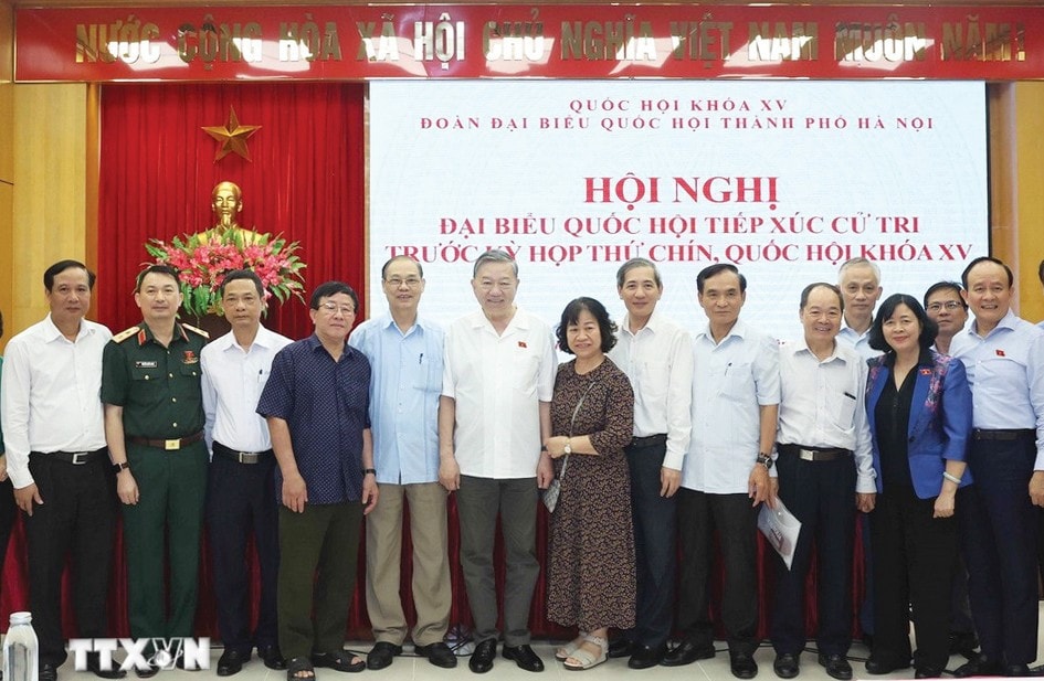 Tổng Bí thư Tô Lâm với các cử tri. Ảnh: Thống Nhất - TTXVN