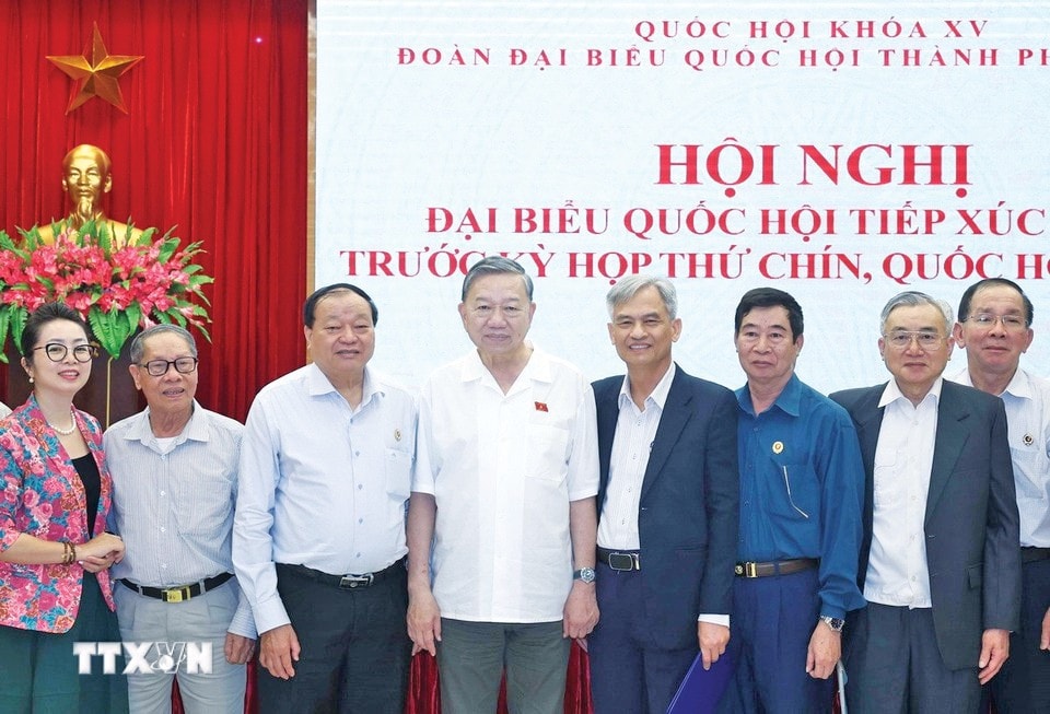 Tổng Bí thư Tô Lâm với các cử tri. Ảnh: Thống Nhất - TTXVN