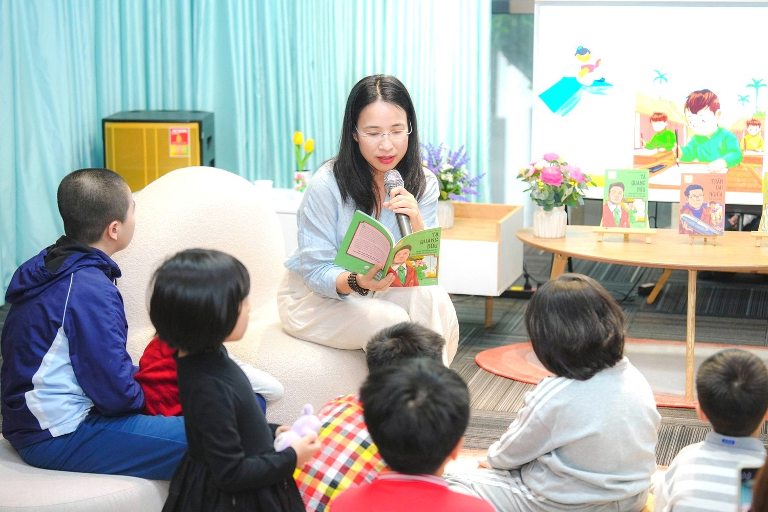 Một buổi sinh hoạt Góc đọc cuối tuần tại NXB Kim Đồng. Ảnh: KĐ