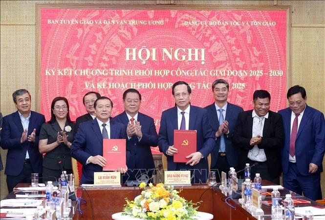 Phó Trưởng Ban Tuyên giáo và Dân vận Trung ương Lại Xuân Môn và Bộ trưởng Bộ Dân tộc và Tôn giáo Đào Ngọc Dung ký kết phối hợp công tác giữa hai cơ quan. Ảnh: Phương Hoa/TTXVN