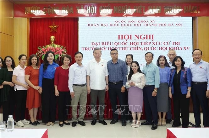 Tổng Bí thư Tô Lâm với các cử tri. Ảnh: Thống Nhất/TTXVN