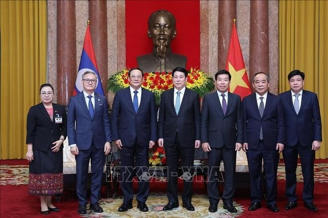 Chủ tịch nước Lương Cường với Thủ tướng Lào Sonexay Siphandone và các đại biểu. Ảnh: Lâm Khánh/TTXVN