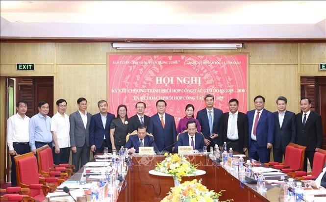 Phó Trưởng Ban Tuyên giáo và Dân vận Trung ương Lại Xuân Môn và Bộ trưởng Bộ Dân tộc và Tôn giáo Đào Ngọc Dung ký kết phối hợp công tác giữa hai cơ quan. Ảnh: Phương Hoa/TTXVN
