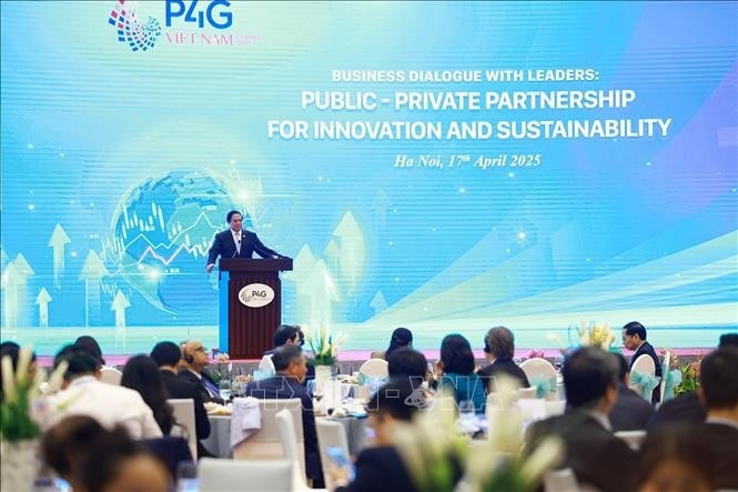Thủ tướng Phạm Minh Chính phát biểu tại cuộc "Đối thoại giữa các Nhà lãnh đạo với doanh nghiệp: Hợp tác công - tư thúc đẩy đổi mới sáng tạo và bền vững". Ảnh: Dương Giang/TTXVN
