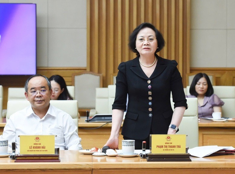 Bộ trưởng Bộ Nội vụ Phạm Thị Thanh Trà báo cáo tại phiên họp. Ảnh: VGP/Nhật Bắc