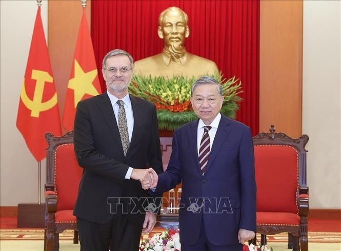 Tổng Bí thư Tô Lâm tiếp Đại sứ Pháp tại Việt Nam Olivier Brochet. Ảnh: Thống Nhất/TTXVN