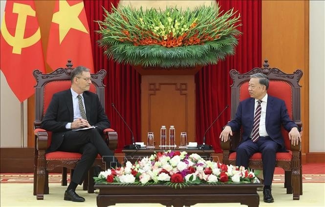 Tổng Bí thư Tô Lâm tiếp Đại sứ Pháp tại Việt Nam Olivier Brochet. Ảnh: Thống Nhất/TTXVN
