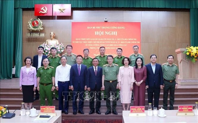 Thường trực Ban Bí thư Trần Cẩm Tú với các đại biểu dự hội nghị. Ảnh: Phương Hoa/TTXVN