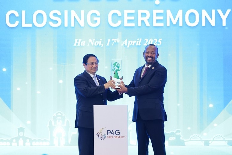 Thủ tướng Phạm Minh Chính và Thủ tướng Ethiopia Abiy Ahmed Ali cùng tiến hành nghi thức chuyển giao vai trò chủ nhà tổ chức Hội nghị thượng đỉnh P4G lần thứ năm. Ảnh: VGP/Nhật Bắc