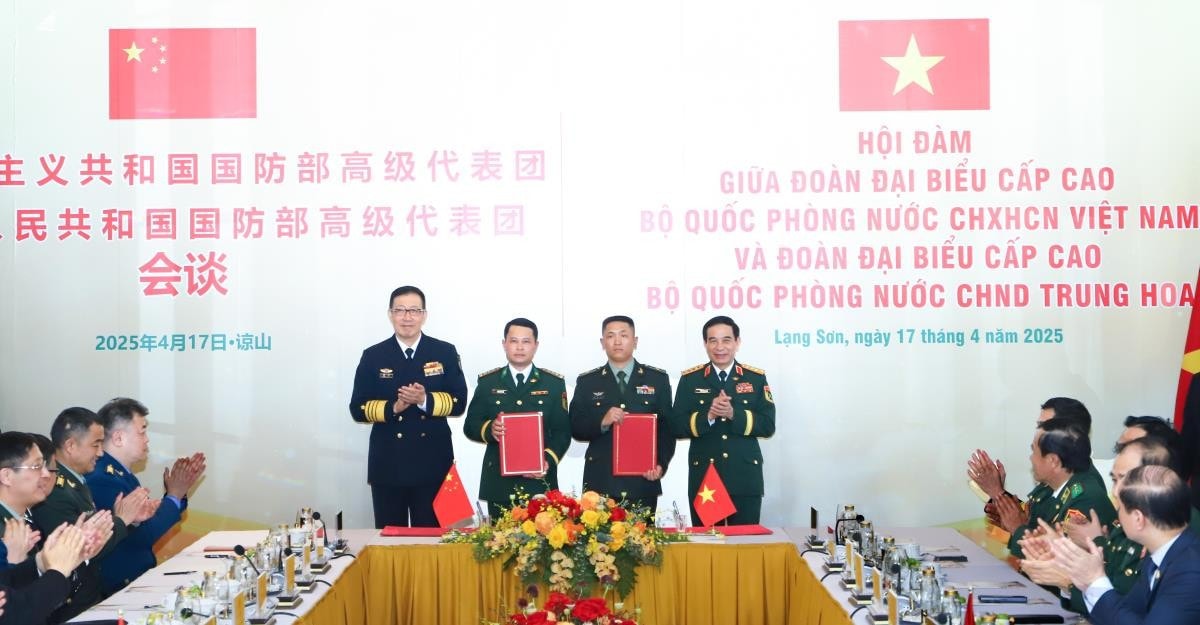 Bộ trưởng Quốc phòng Phan Văn Giang, Bộ trưởng Quốc phòng Trung Quốc Đổng Quân chứng kiến ký kết văn bản khung kết nghĩa giữa Đồn Biên phòng Cửa khẩu quốc tế Hữu Nghị và Trạm Hội ngộ hội đàm Bằng Tường