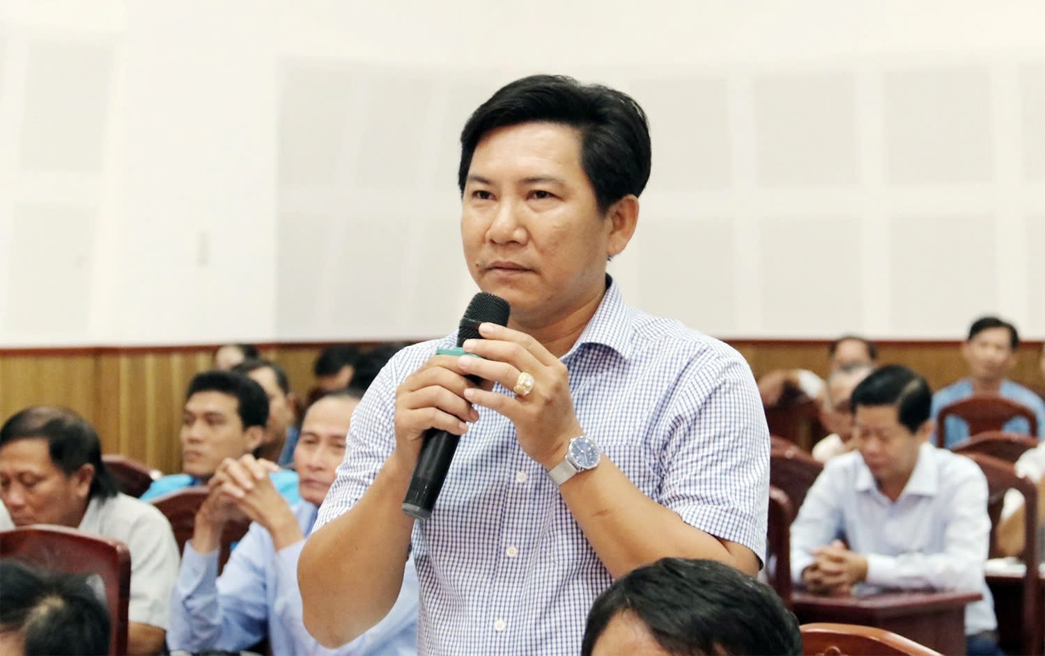 Cử tri Trần Đình Huy, xã Hỏa Lựu, TP. Vị Thanh, tỉnh Hậu Giang phát biểu. Ảnh: Hải Hành