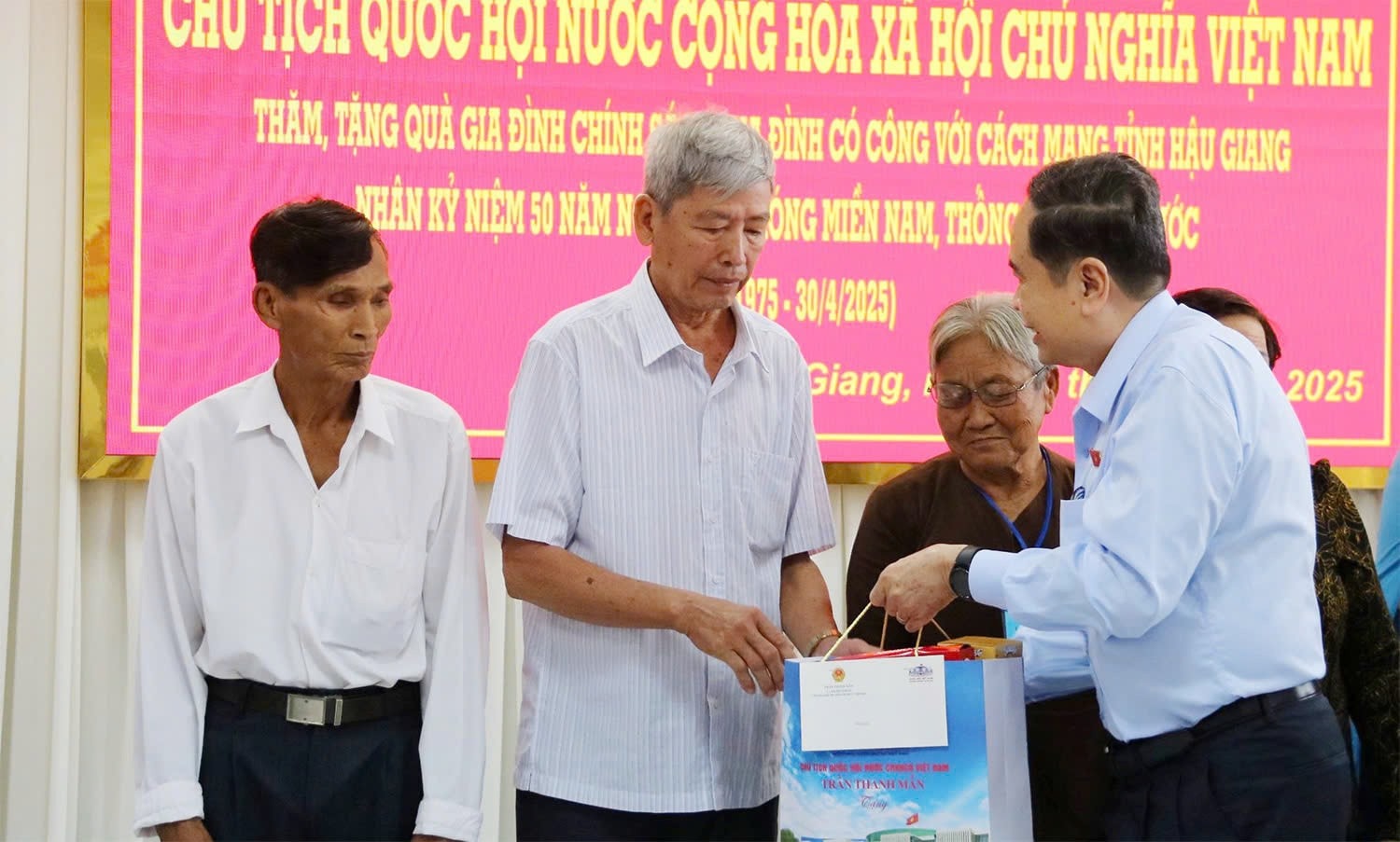 Chủ tịch Quốc hội Trần Thanh Mẫn tặng quà gia đình chính sách, người có công cách mạng trên địa bàn tỉnh Hậu Giang. Ảnh: Hải Hành