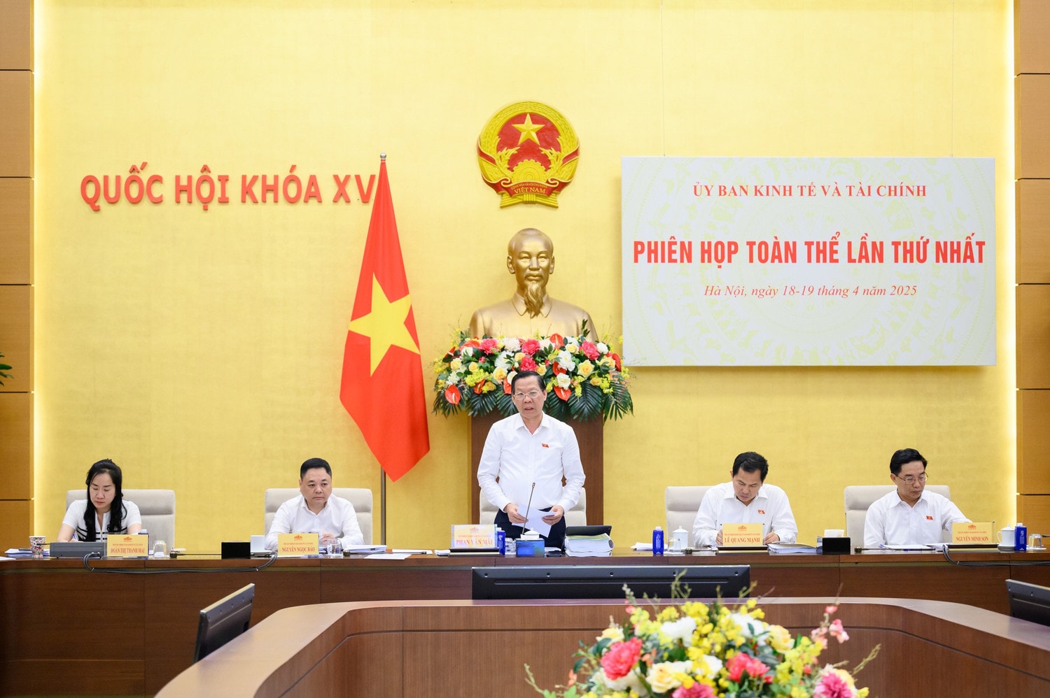 Chủ nhiệm Ủy ban Kinh tế và Tài chính Phan Văn Mãi chủ trì phiên họp. Ảnh: Hồ Long