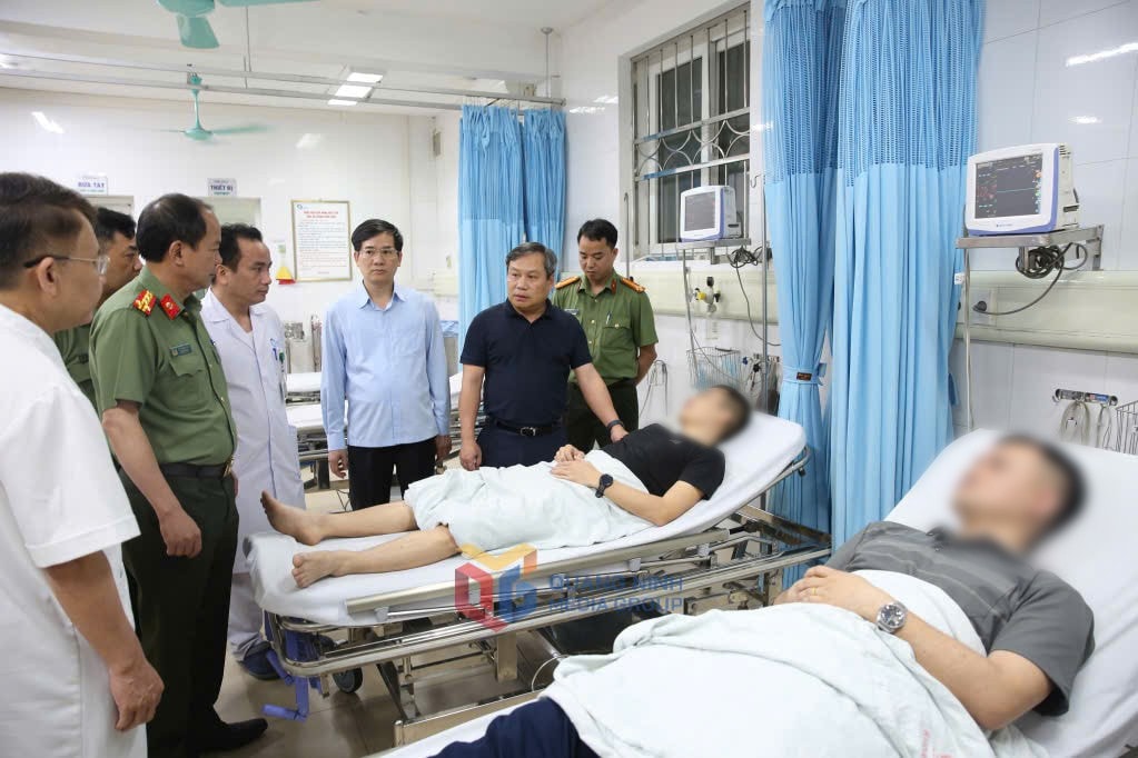 2339764-dong-chi-vu-dai-thang-bi-thu-tinh-uy-tham-hoi-dong-vien-can-bo-cong-an-bi-thuong-khi-lam-nhiem-vu-07375318.jpg
