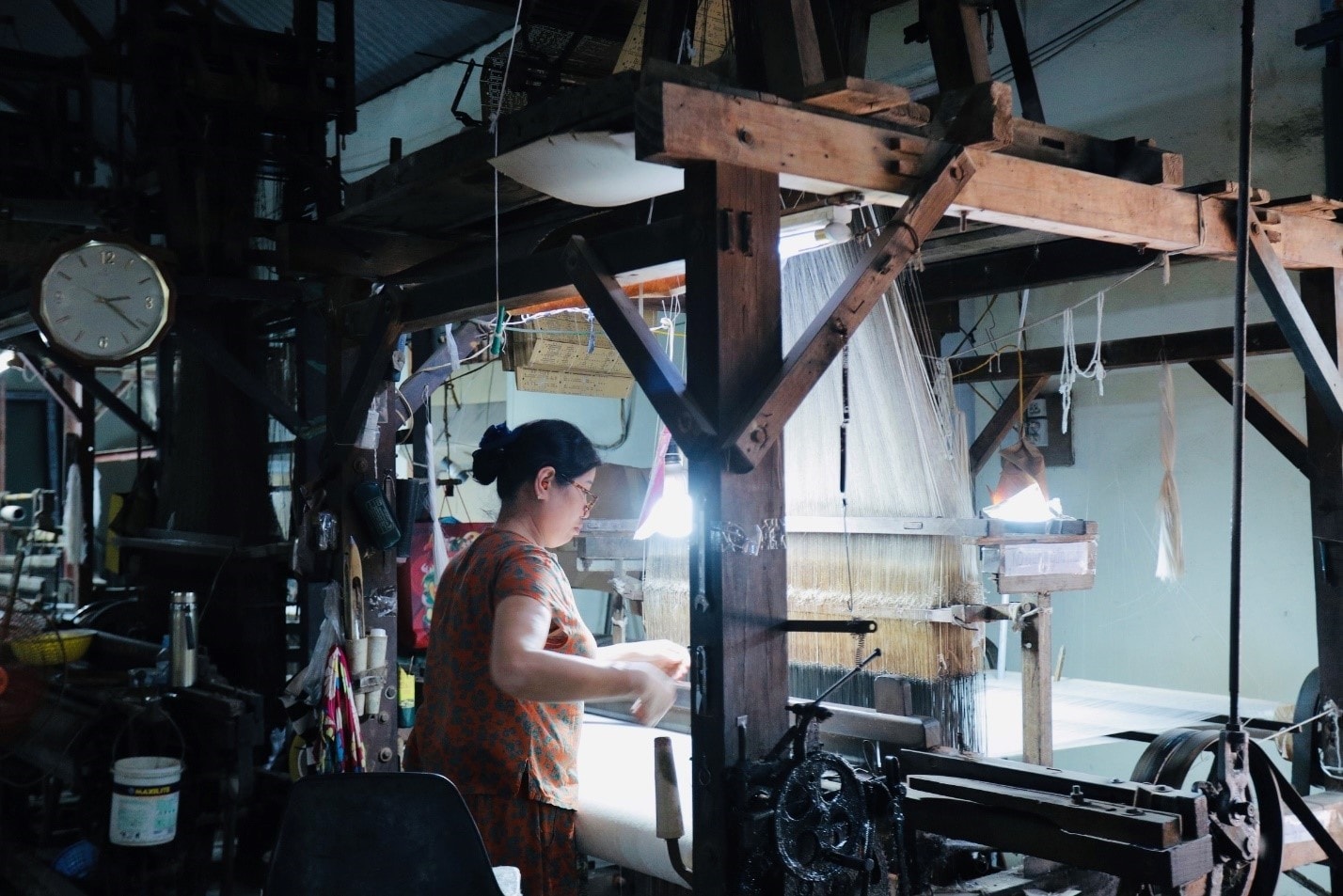 Người thợ thủ công đang dệt lụa.