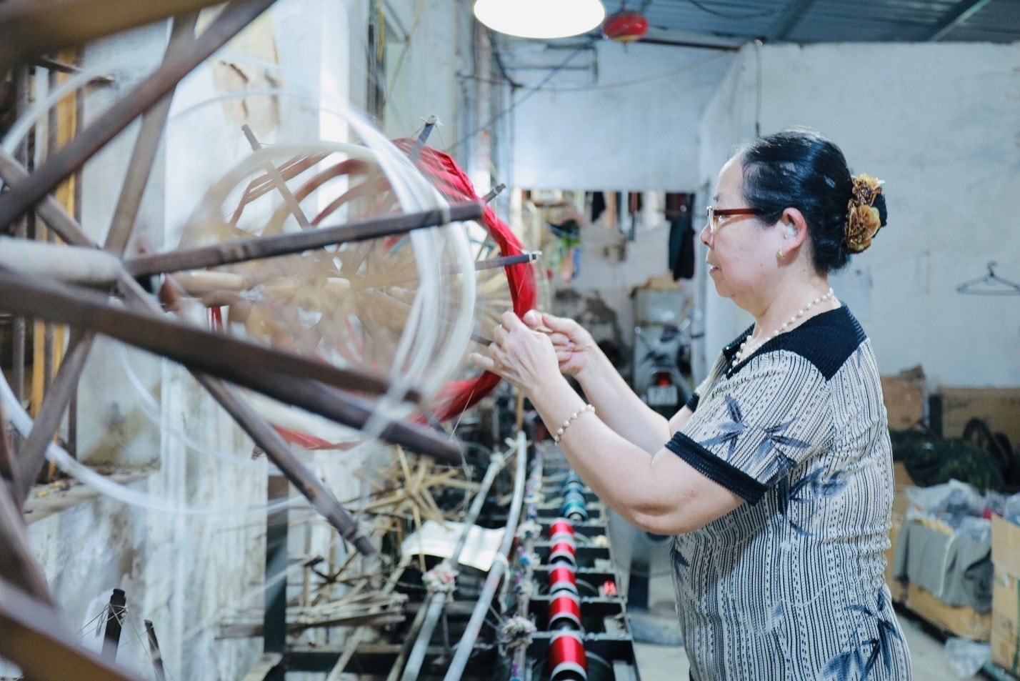 Guồng quay tơ thủ công vẫn được sử dụng.