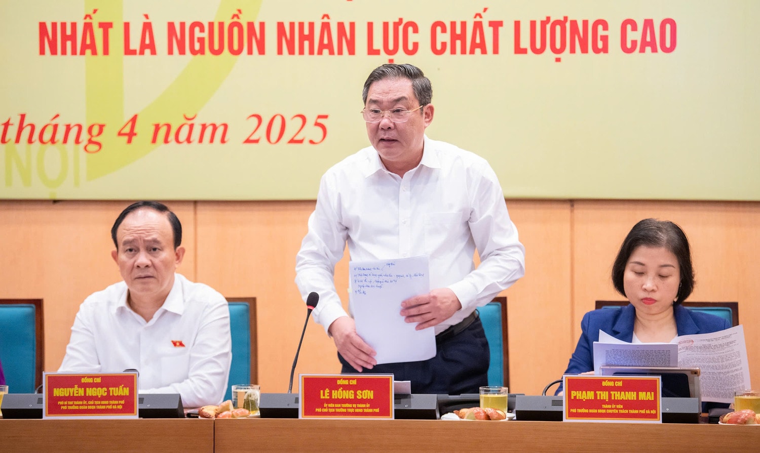 Phó Chủ tịch Thường trực UBND thành phố Hà Nội Lê Hồng Sơn báo cáo Đoàn giám sát