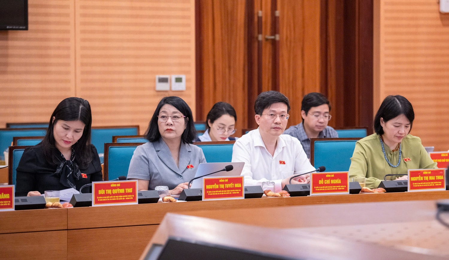 Các thành viên Đoàn giám sát tại cuộc làm việc