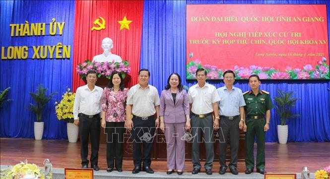 Phó Chủ tịch nước Võ Thị Ánh Xuân với lãnh đạo thành phố Long Xuyên, tỉnh An Giang