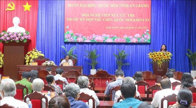 Quang cảnh hội nghị tiếp xúc cử tri thành phố Long Xuyên, tỉnh An Giang.