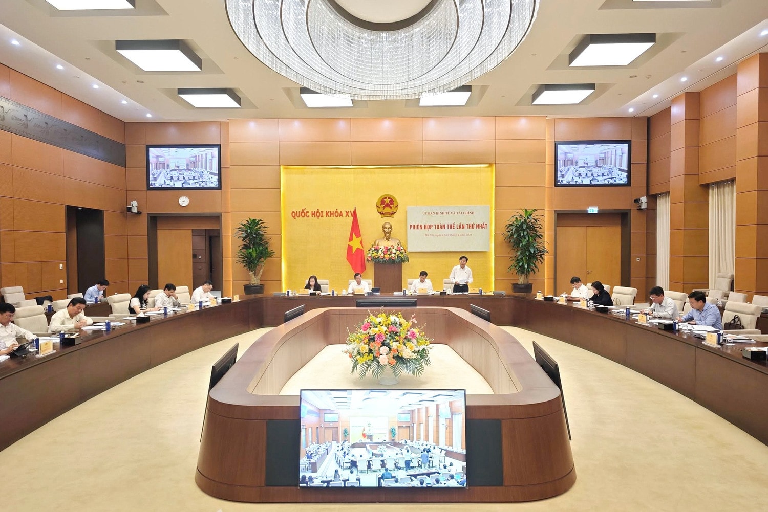 Toàn cảnh phiên họp. Ảnh: Hồ Long