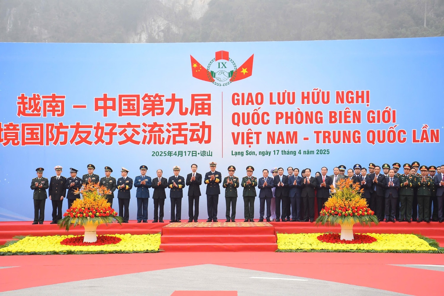 Bộ trưởng Bộ Quốc phòng Phan Văn Giang, Bộ trưởng Bộ Quốc phòng Trung Quốc Đổng Quân và đại biểu hai nước chụp ảnh lưu niệm