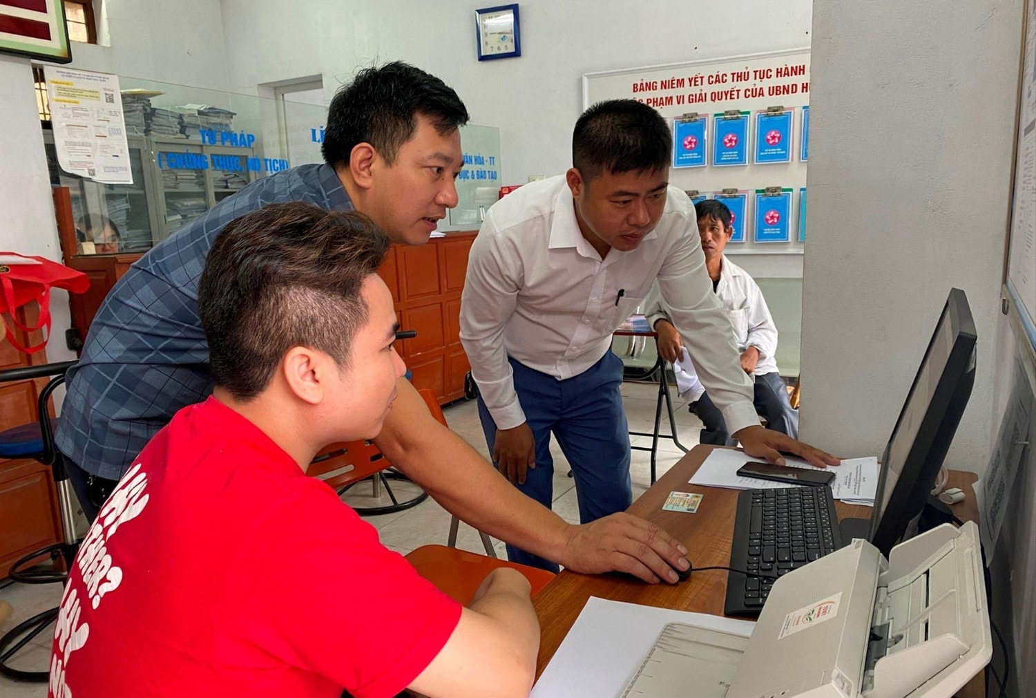 Đích đến của cuộc cách mạng về tổ chức bộ máy là hướng đến chính quyền kiến tạo, gần dân, phục vụ người dân ngày càng tốt hơn. Ảnh: Trương Hà
