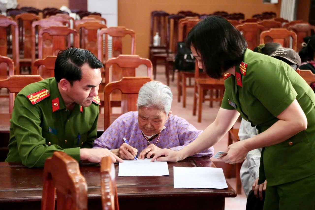 Nỗi mong mỏi suốt đời tìm lại tên người thân đã hy sinh vì Tổ quốc giờ đây được thắp lên với sự hỗ trợ dữ liệu và công nghệ. Ảnh: T.L