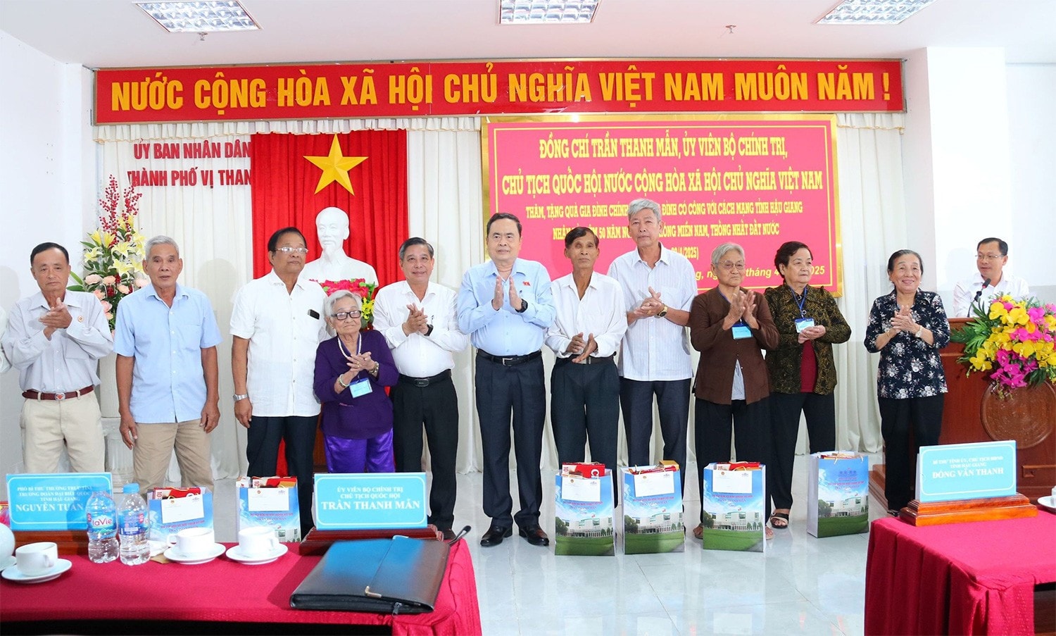 Chủ tịch Quốc hội Trần Thanh Mẫn tặng quà gia đình chính sách, người có công cách mạng trên địa bàn tỉnh Hậu Giang. Ảnh: Hải Hành