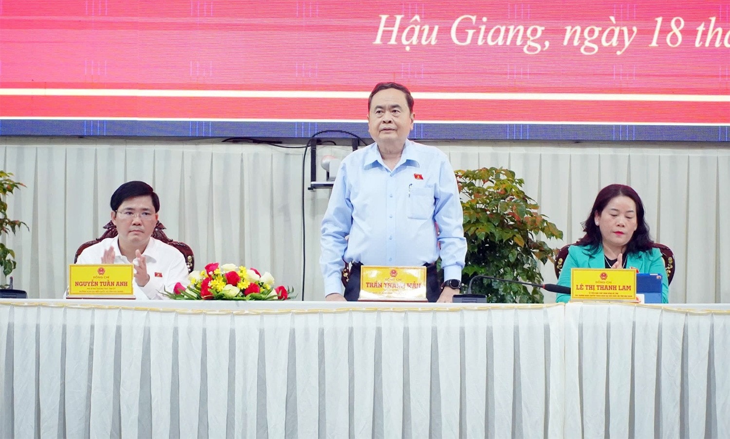 Chủ tịch Quốc hội Trần Thanh Mẫn phát biểu tại cuộc tiếp xúc cử tri. Ảnh: Hải Hành