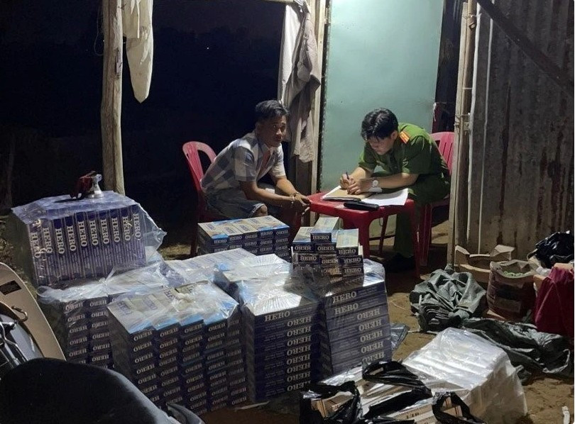 Hoạt động buôn bán thuốc lá bất hợp pháp vốn đã là một vấn đề nhức nhối ở Việt Nam, nếu tăng thuế đột ngột sẽ càng tạo động lực cho người tiêu dùng tìm đến thuốc lá lậu vì chi phí rẻ hơn