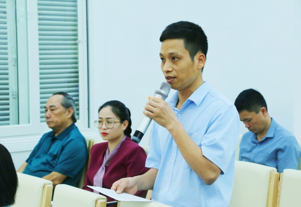 Cử tri TP. Móng Cái nêu kiến nghị với Đoàn ĐBQH tỉnh Quảng Ninh. Ảnh: Nguyễn Thanh