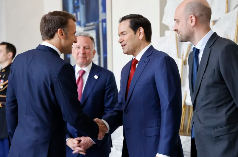 tong-thong-phap-emmanuel-macron-gap-cac-dai-dien-my-tai-dien-elysee-o-paris-17-4-2025-getty-images-17449509753091852593375.png