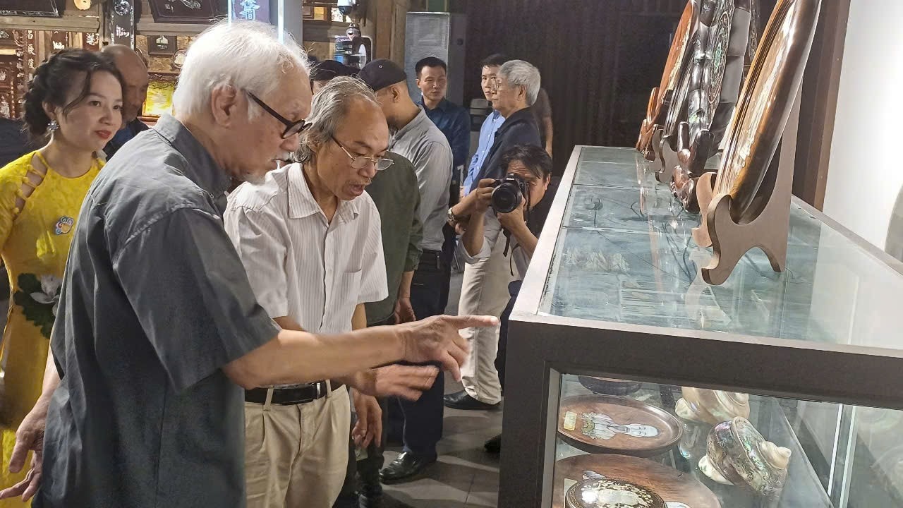 Đông đảo khách tham quan trưng bày