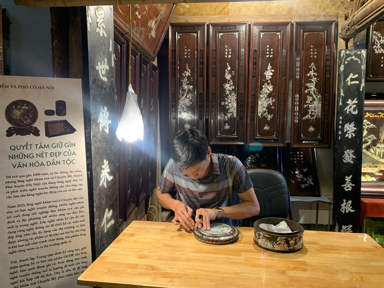 Người dân Chuyên Mỹ từ lâu đã nổi tiếng với đôi tay tài hoa, khéo léo, biến những mảnh trai, vỏ ốc bình thường thành tác phẩm nghệ thuật có giá trị cao