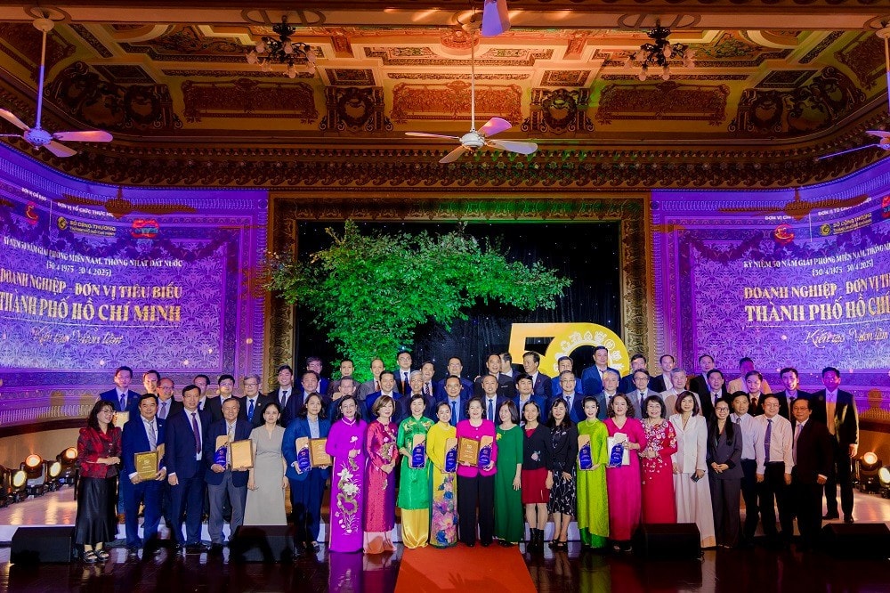 dai-dien-50-doanh-nghiep-cung-lanh-dao-thanh-pho-hcm-tai-le-trao-giai.jpg