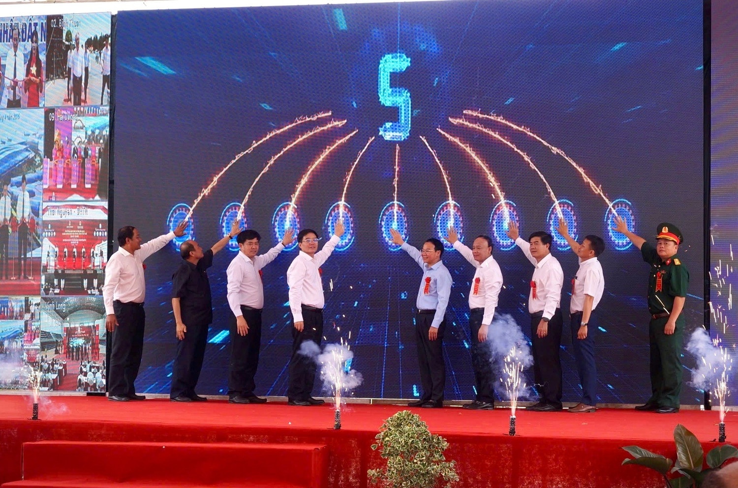 Các đại biểu bấm nút khánh thành công trình Hồ chứa nước Krông Pách Thượng
