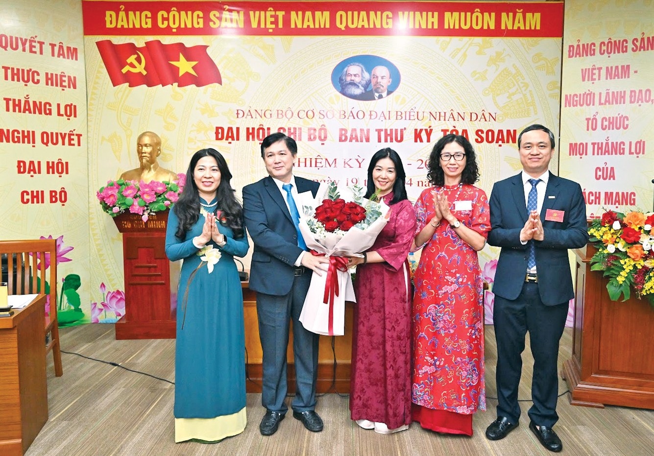 Các đại biểu tặng hoa chúc mừng Chi ủy Chi bộ Ban Thư ký tòa soạn nhiệm kỳ 2025-2027