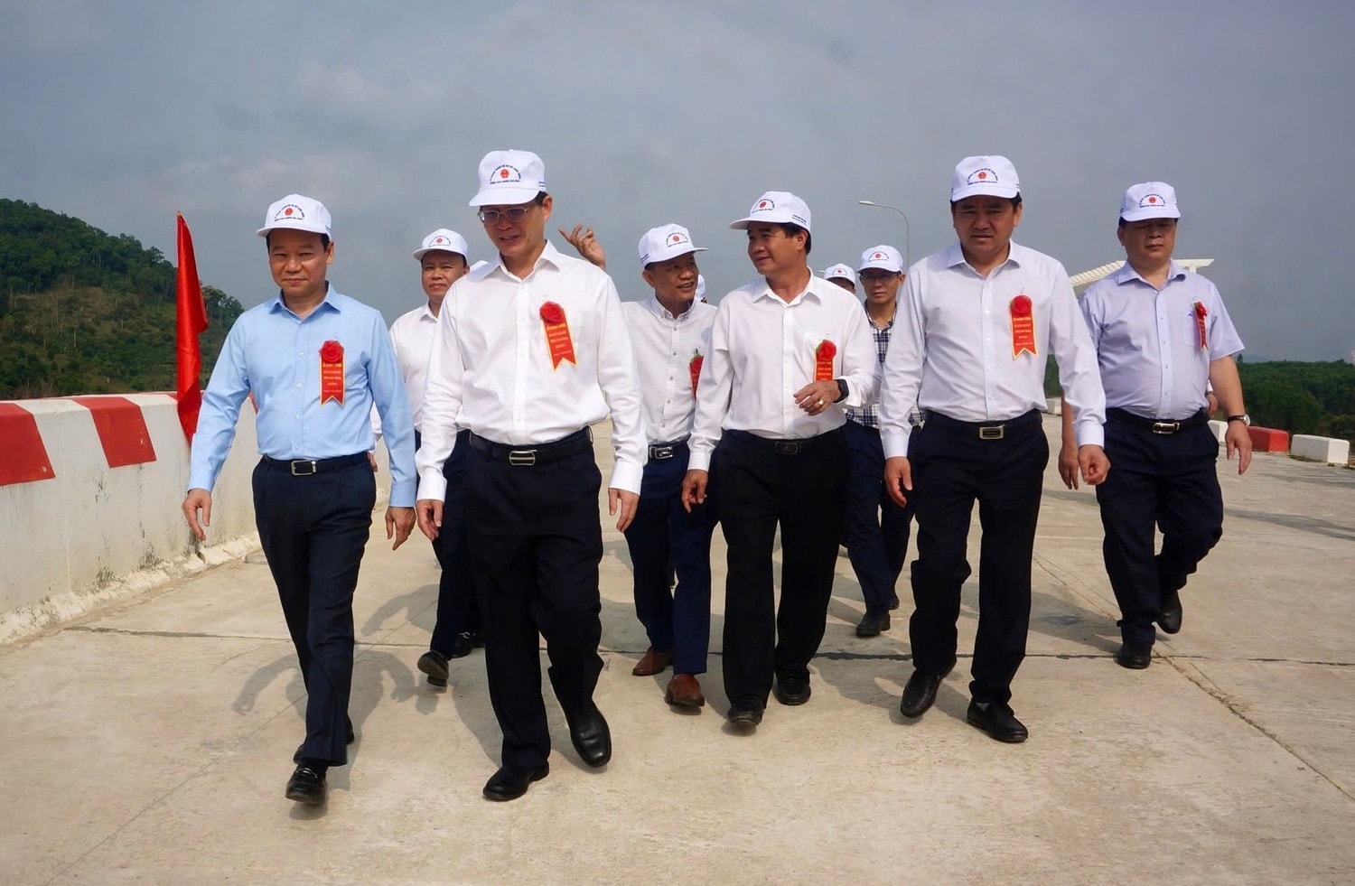 Bộ trưởng Bộ Nông nghiệp và Môi trường Đỗ Đức Duy tham quan công trình Hồ chứa nước Krông Pách Thượng