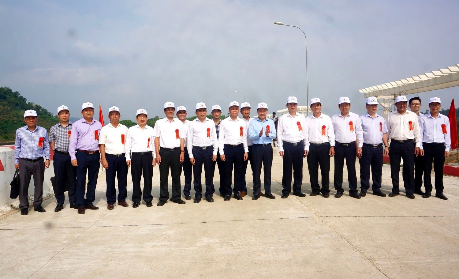 Bộ trưởng Bộ Nông nghiệp và Môi trường Đỗ Đức Duy chụp ảnh lưu niệm cùng các đại biểu