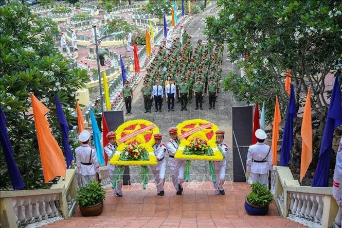 Đoàn công tác Bộ Công an viếng, dâng hoa, dâng hương tưởng niệm các Anh hùng liệt sĩ tại Nghĩa trang liệt sĩ Đồi 82, huyện Tân Biên, tỉnh Tây Ninh. Ảnh: Giang Phương/TTXVN