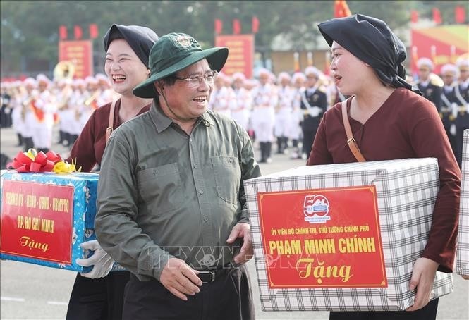 Thủ tướng Phạm Minh Chính động viên các lực lượng diễu binh, diễu hành của Bộ Quốc phòng tại Biên Hoà, Đồng Nai. Ảnh: Dương Giang/TTXVN