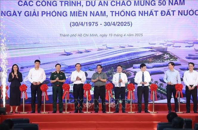 Thủ tướng Phạm Minh Chính và các đại biểu thực hiện nghi thức cắt băng khởi công, khánh thành các dự án trọng điểm Quốc gia và công trình lớn nhân kỷ niệm 50 năm Ngày Giải phóng miền Nam, thống nhất đất nước. Ảnh: Dương Giang/TTXVN