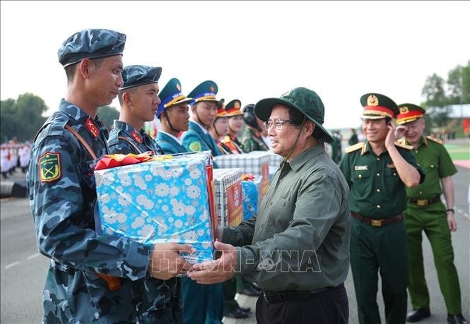 Thủ tướng Phạm Minh Chính động viên các lực lượng diễu binh, diễu hành của Bộ Quốc phòng tại Biên Hoà, Đồng Nai. Ảnh: Dương Giang/TTXVN