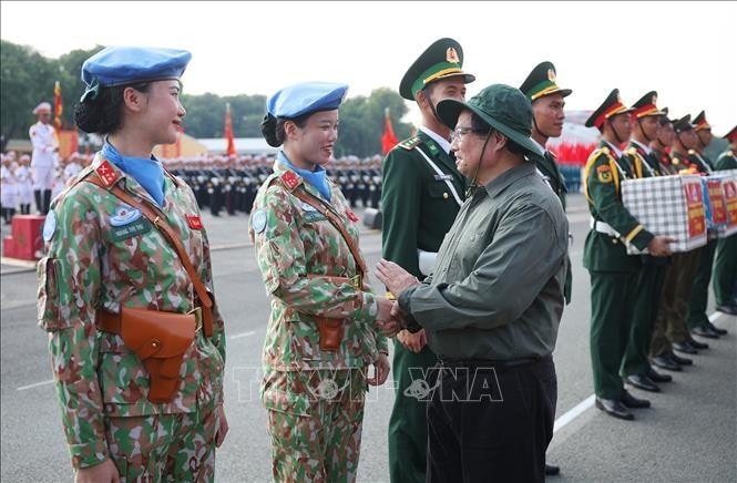 Thủ tướng Phạm Minh Chính động viên các lực lượng diễu binh, diễu hành của Bộ Quốc phòng tại Biên Hoà, Đồng Nai. Ảnh: Dương Giang/TTXVN